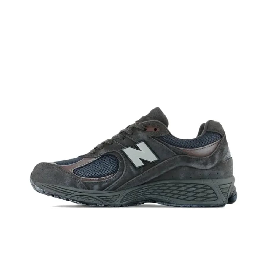 حذاء نيو بالانس NB 2002R: حذاء رياضي كاجوال أنيق ومتعدد الاستخدامات وناعم ومريح بتصميم منخفض الارتفاع باللونين الأسود والرمادي M2002RXA