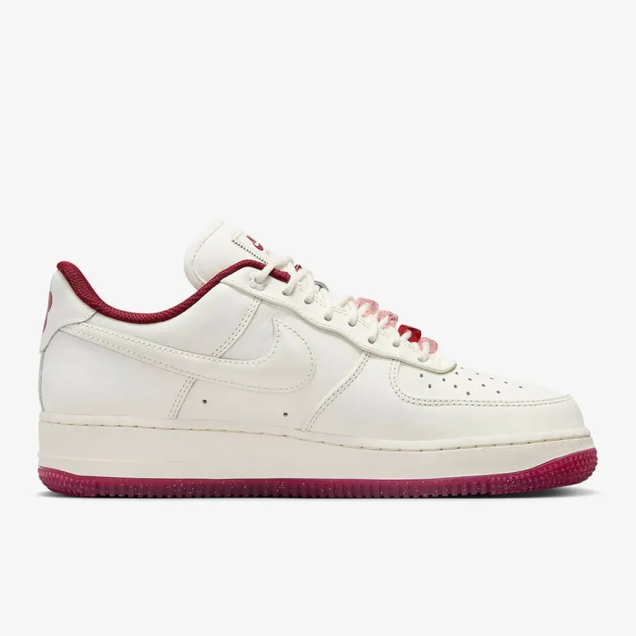 حذاء رياضي متين للنساء من Nike Genuine Air Force 1 FZ5068-161