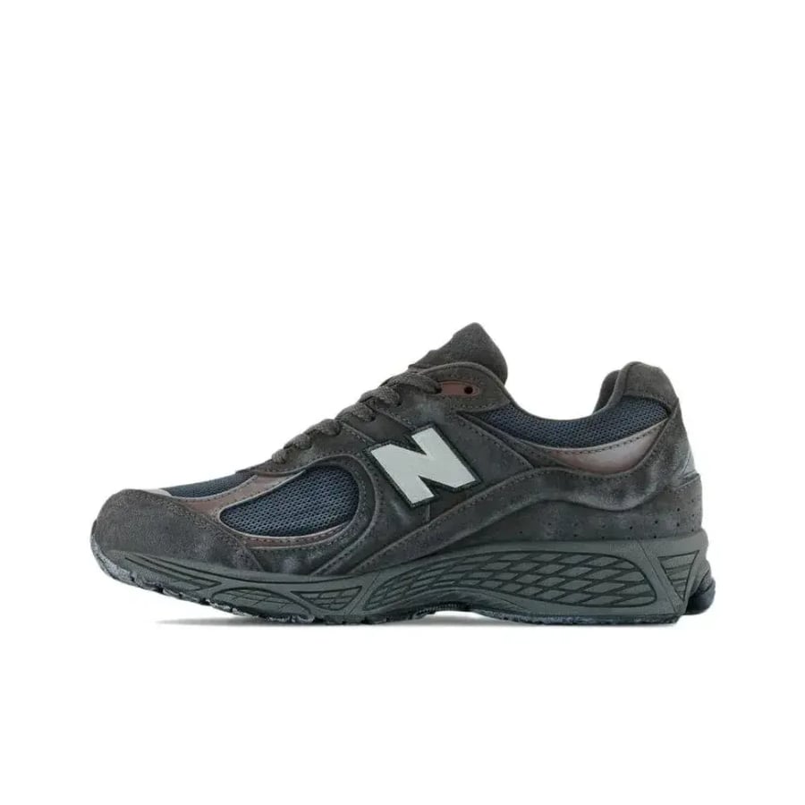 حذاء نيو بالانس NB 2002R: حذاء رياضي كاجوال أنيق ومتعدد الاستخدامات وناعم ومريح بتصميم منخفض الارتفاع باللونين الأسود والرمادي M2002RXA