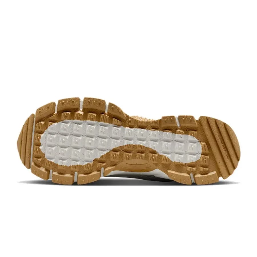 حذاء الجري Nike ZOOM VOMERO ROAM: حذاء جري منخفض الارتفاع للنساء، بتصميم بسيط وأنيق ومريح وداعم - أبيض HQ2181-100