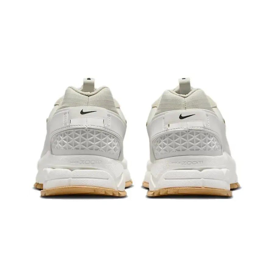 حذاء الجري Nike ZOOM VOMERO ROAM: حذاء جري منخفض الارتفاع للنساء، بتصميم بسيط وأنيق ومريح وداعم - أبيض HQ2181-100