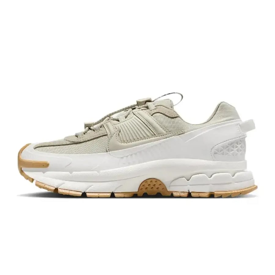 حذاء الجري Nike ZOOM VOMERO ROAM: حذاء جري منخفض الارتفاع للنساء، بتصميم بسيط وأنيق ومريح وداعم - أبيض HQ2181-100