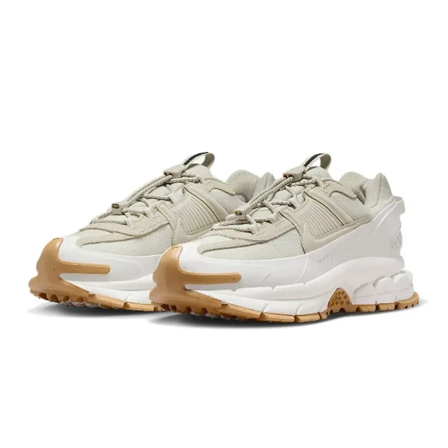 حذاء الجري Nike ZOOM VOMERO ROAM: حذاء جري منخفض الارتفاع للنساء، بتصميم بسيط وأنيق ومريح وداعم - أبيض HQ2181-100