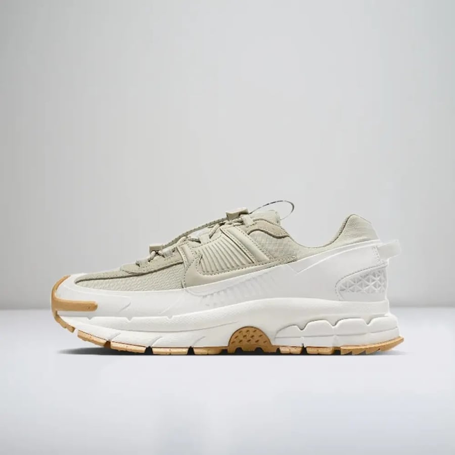 حذاء الجري Nike ZOOM VOMERO ROAM: حذاء جري منخفض الارتفاع للنساء، بتصميم بسيط وأنيق ومريح وداعم - أبيض HQ2181-100