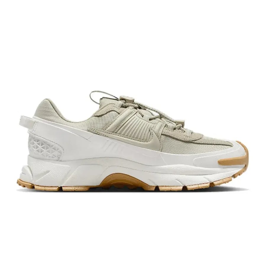 حذاء الجري Nike ZOOM VOMERO ROAM: حذاء جري منخفض الارتفاع للنساء، بتصميم بسيط وأنيق ومريح وداعم - أبيض HQ2181-100