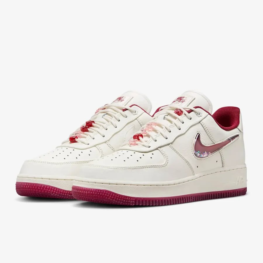 حذاء رياضي متين للنساء من Nike Genuine Air Force 1 FZ5068-161