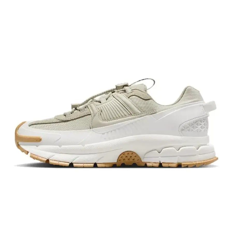 حذاء الجري Nike ZOOM VOMERO ROAM: حذاء جري منخفض الارتفاع للنساء، بتصميم بسيط وأنيق ومريح وداعم - أبيض HQ2181-100