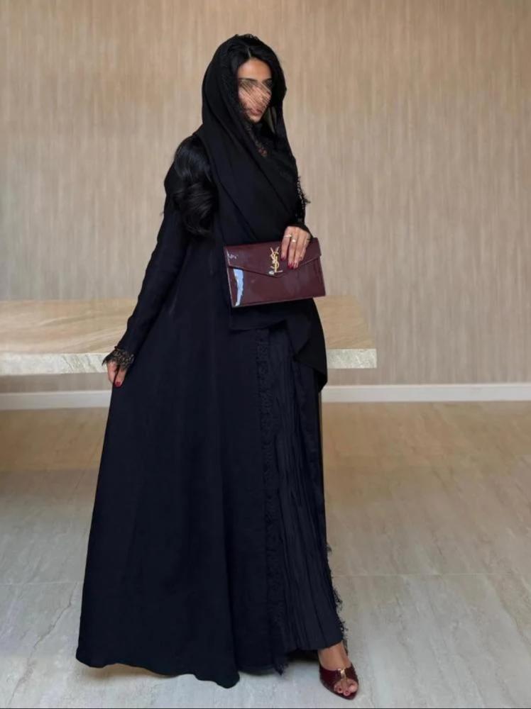 عباية كريب كسرات خفيفة مع لمعة ودانتيل نص كلوش