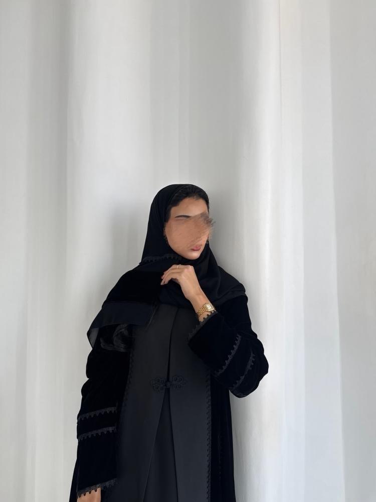 عباية شتوية مخمل باللون الأسود والرمادي