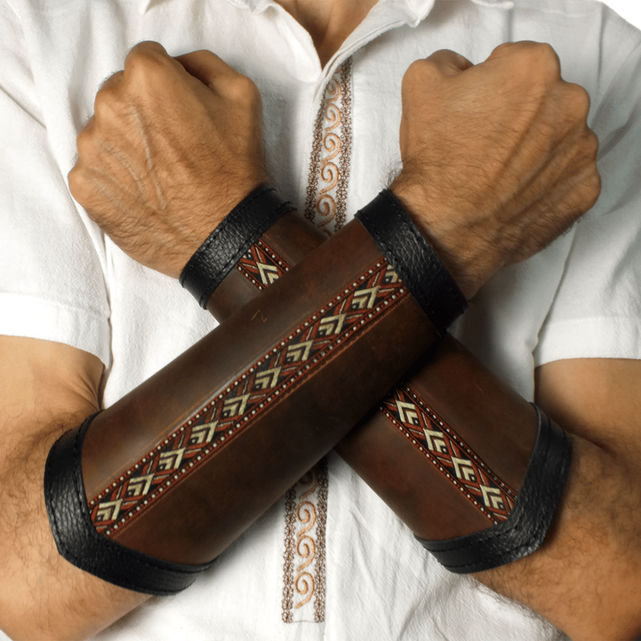درع واقي للمعصم زي حربي لون بني محروق