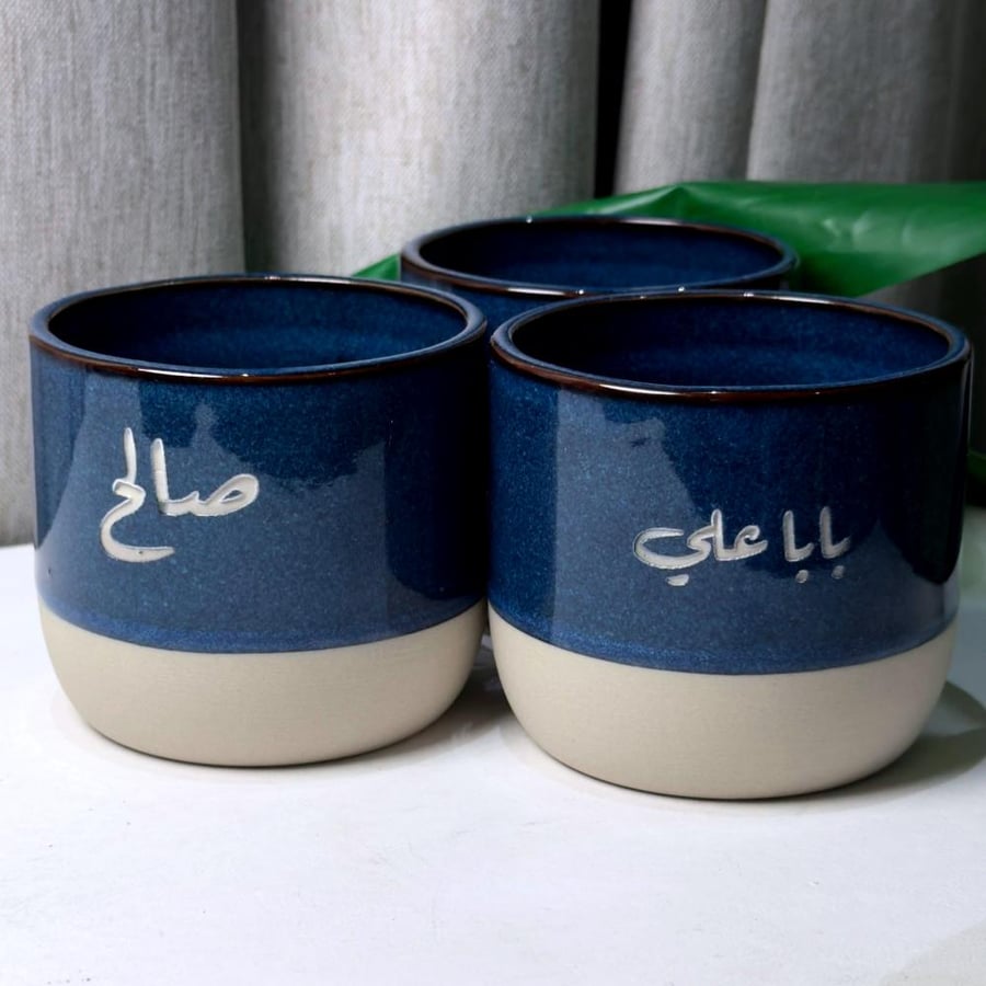 كوب قهوه سيراميك ازرق ليلة العمر كتابه بقاع الكوب والخارج ( العدد 1