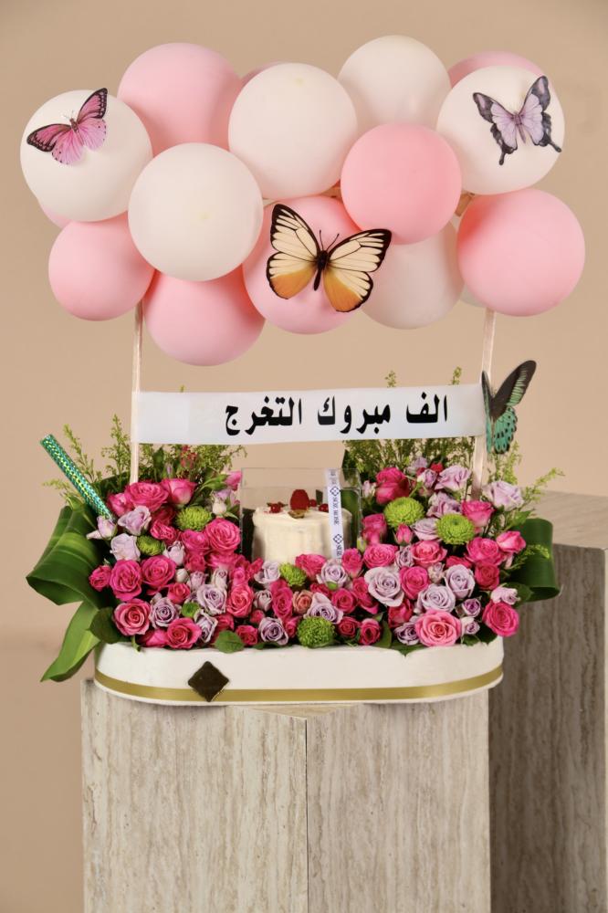 بيبي روز وردي بجانب كيكة كانديرا