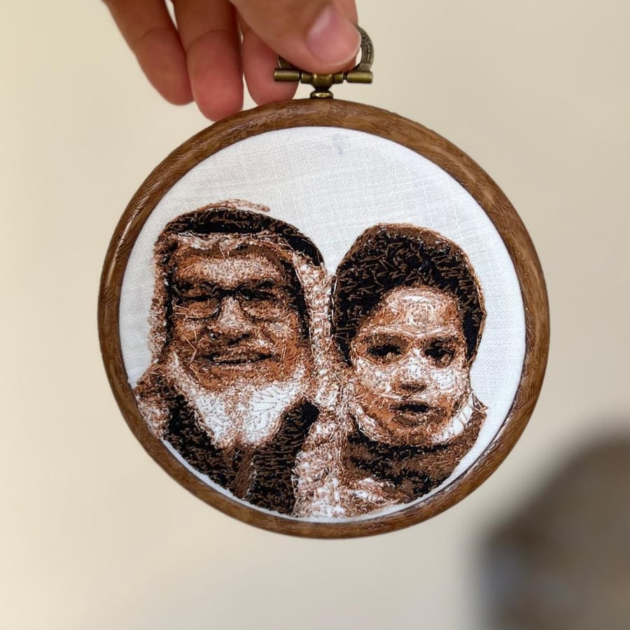 تطريز صورة باللون البني