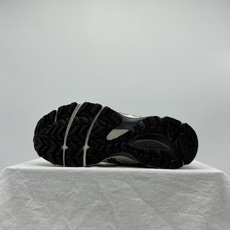 حذاء asics khan 8