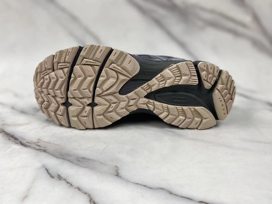 حذاء   asics khan 8