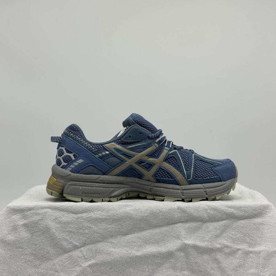 حذاء   asics khan 8