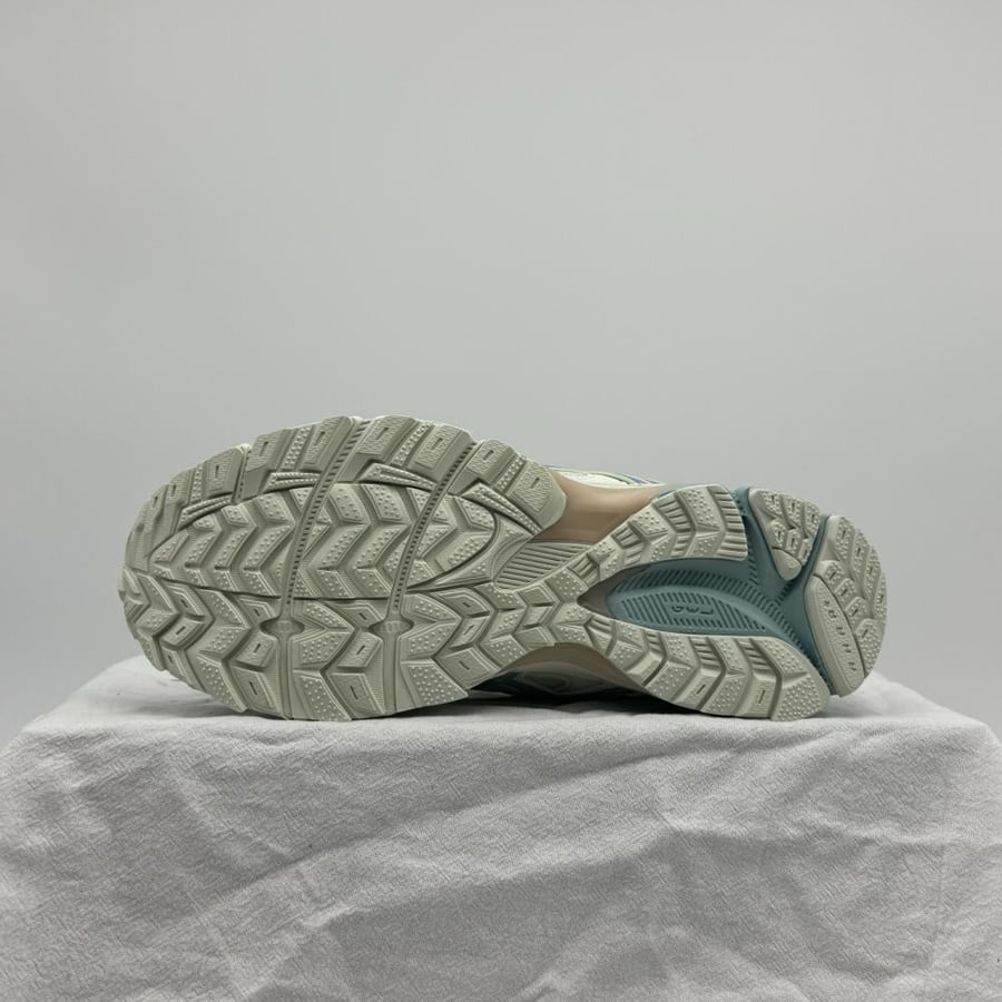 حذاء   asics khan 8