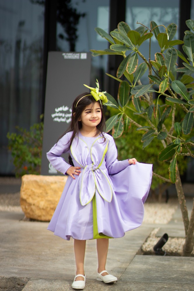 An elegant dress from Telfet in light mauve and apple green.