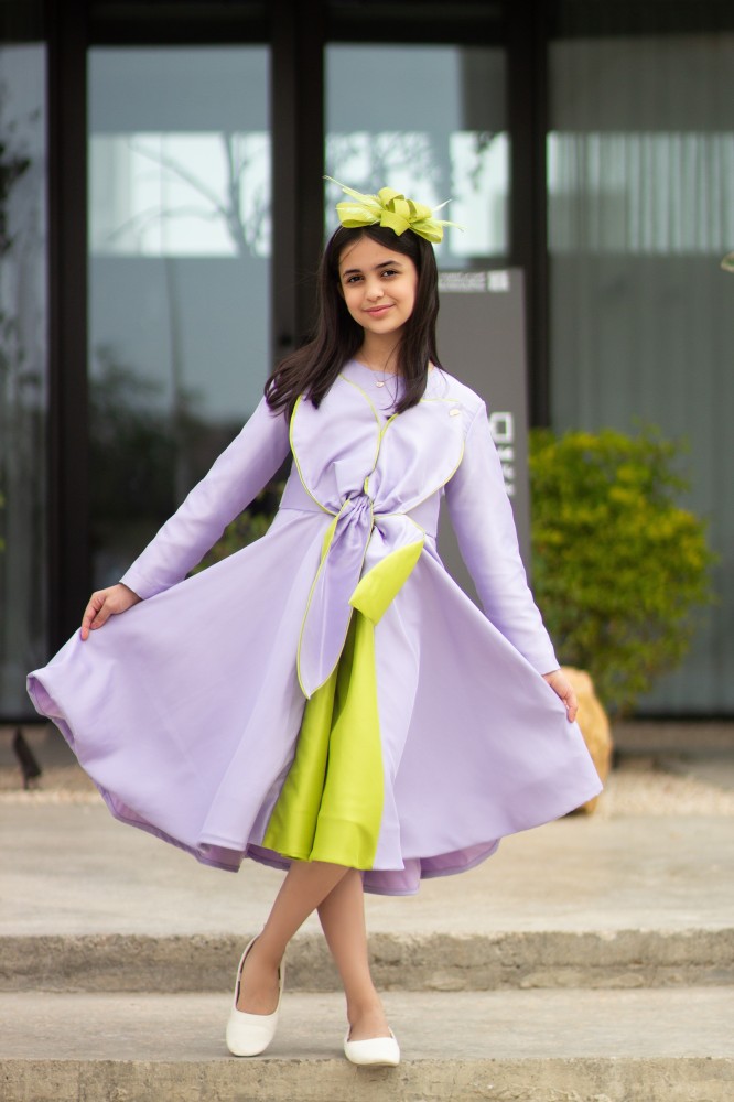 An elegant dress from Telfet in light mauve and apple green.
