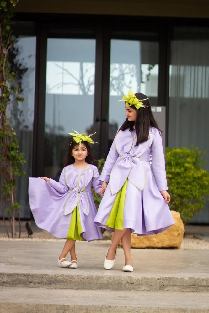 An elegant dress from Telfet in light mauve and apple green.