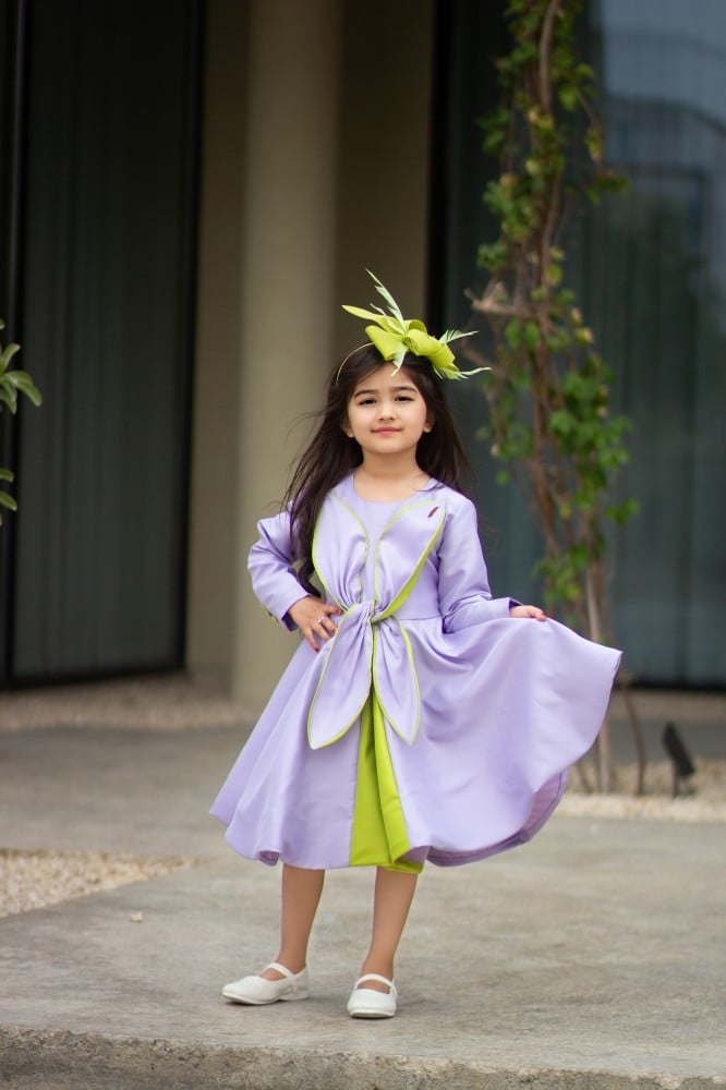 An elegant dress from Telfet in light mauve and apple green.