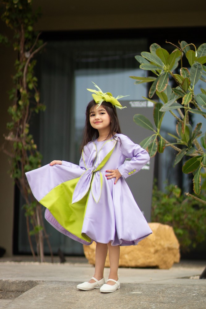 An elegant dress from Telfet in light mauve and apple green.