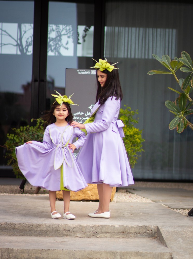 An elegant dress from Telfet in light mauve and apple green.