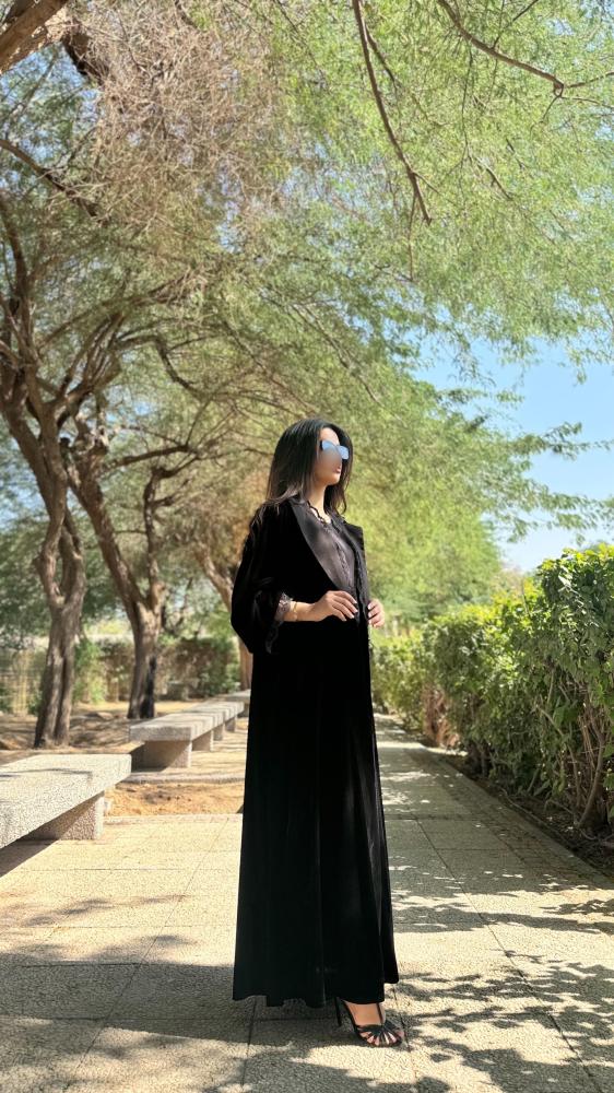عباية مخمل كلوش مع دانتيل