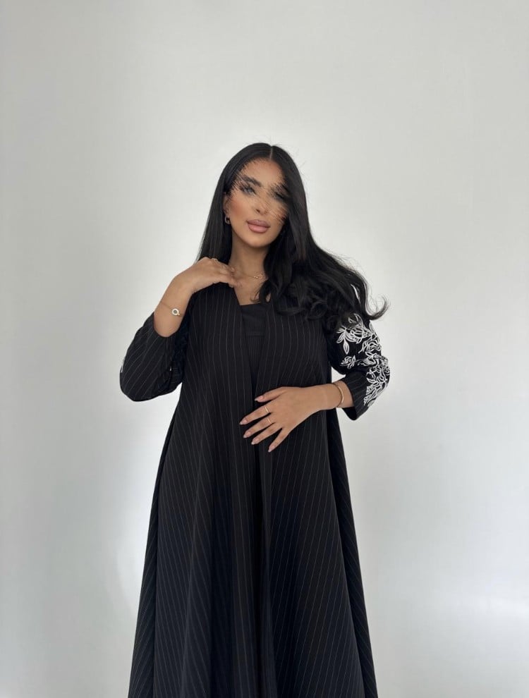 عباية كريب مخطط أبيض وأسود مع تطريز يدوي