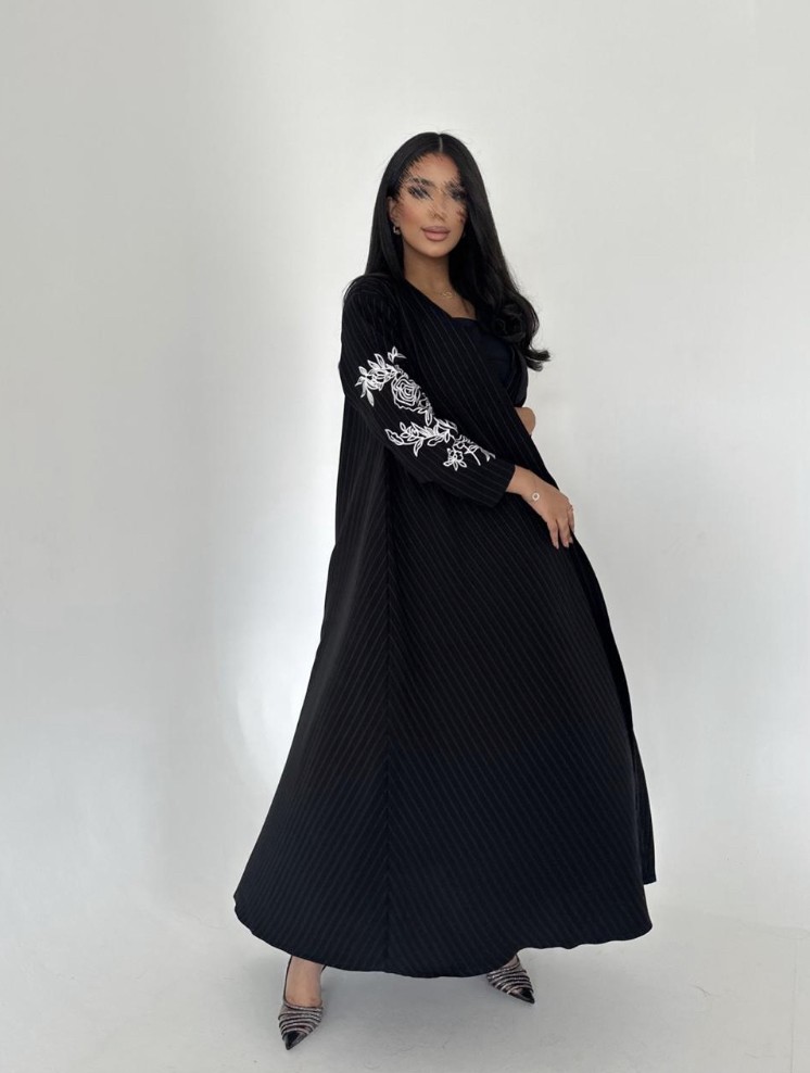عباية كريب مخطط أبيض وأسود مع تطريز يدوي