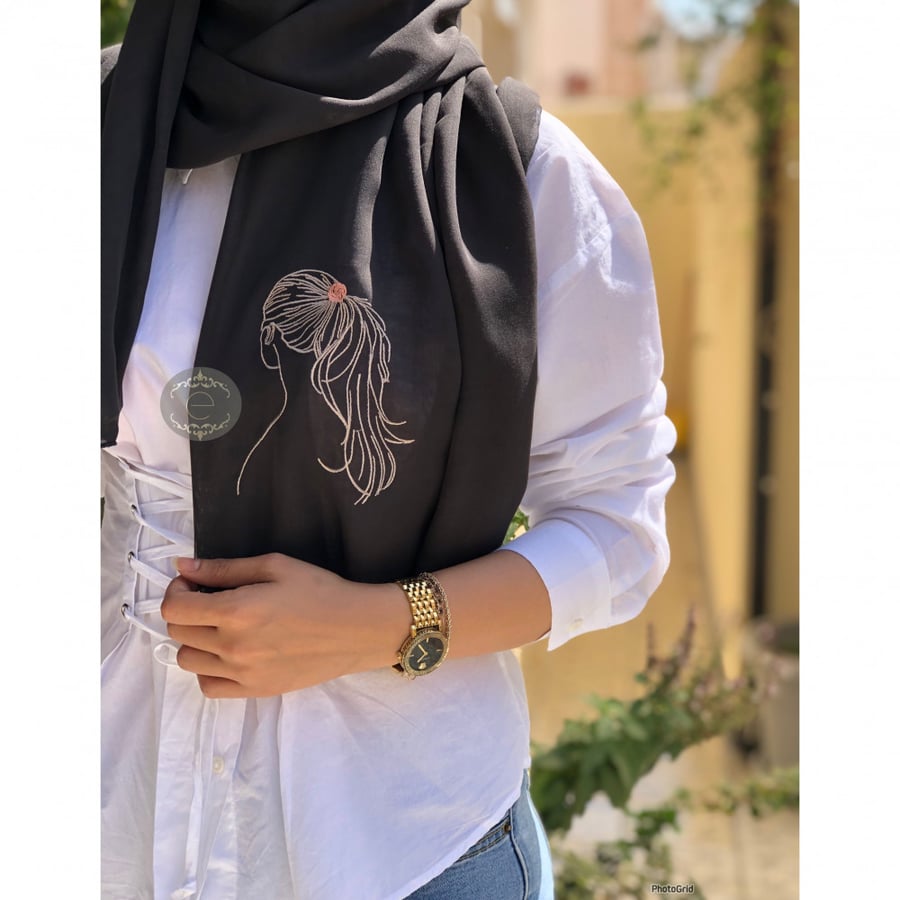 طرحة بوال لون أسود بتطريز على شكل بنت