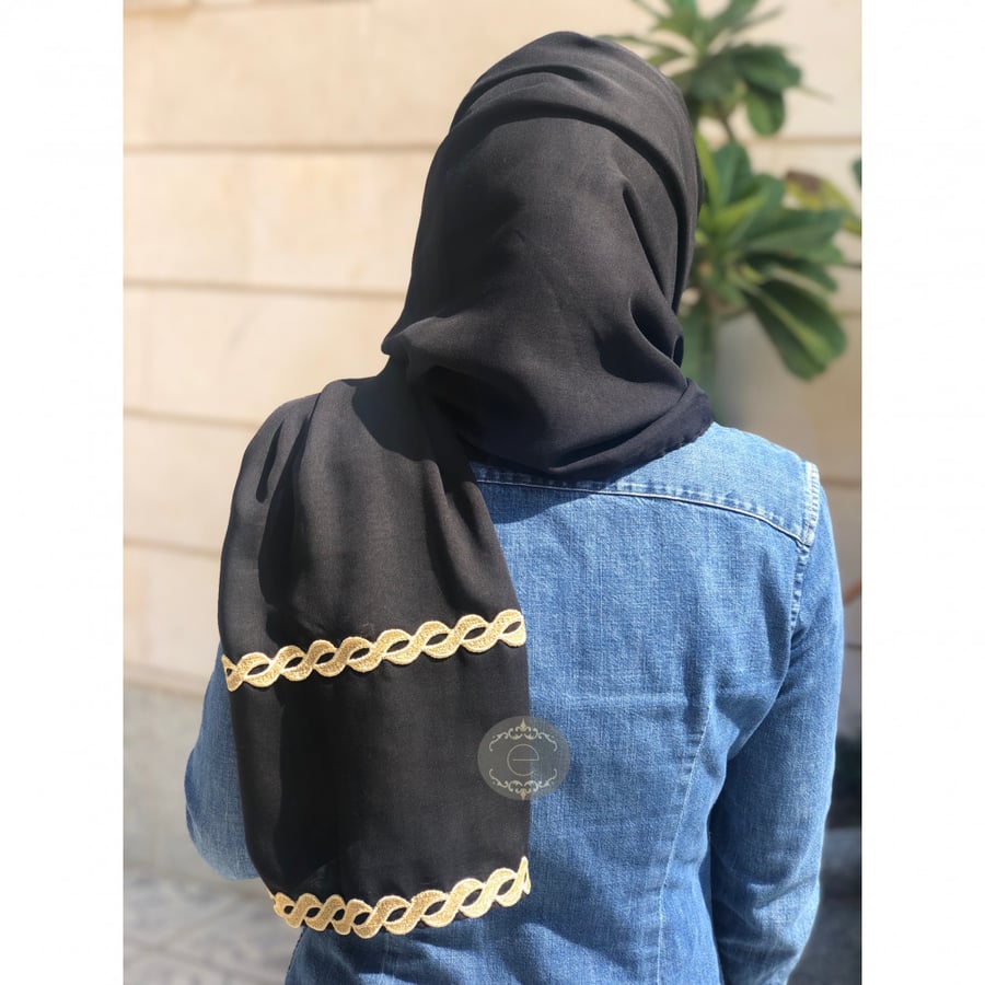 طرحة بوال اسود مع شريط ذهبي من الطرفين