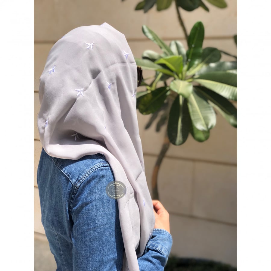 طرحة ليزر لون رمادي بتطريز على طول الطرحة