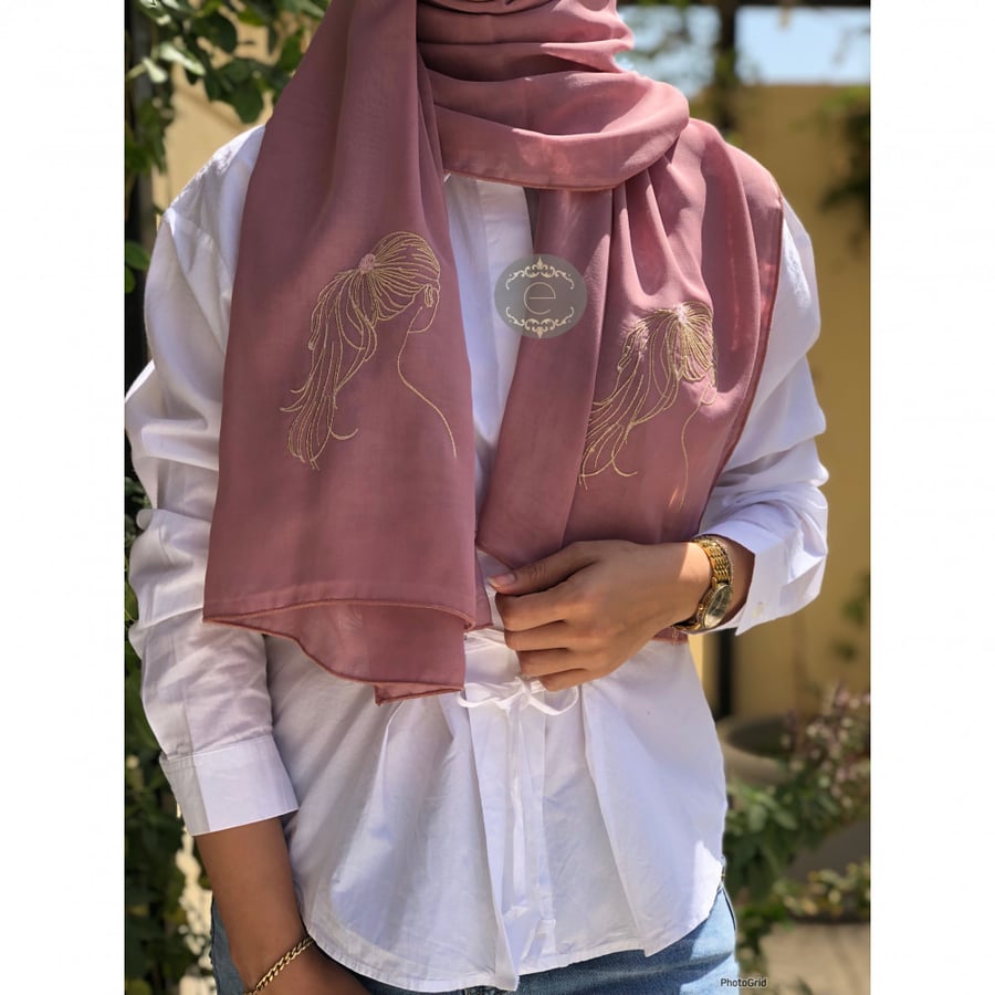 طرحة بوال لون بنك بتطريز على شكل بنت