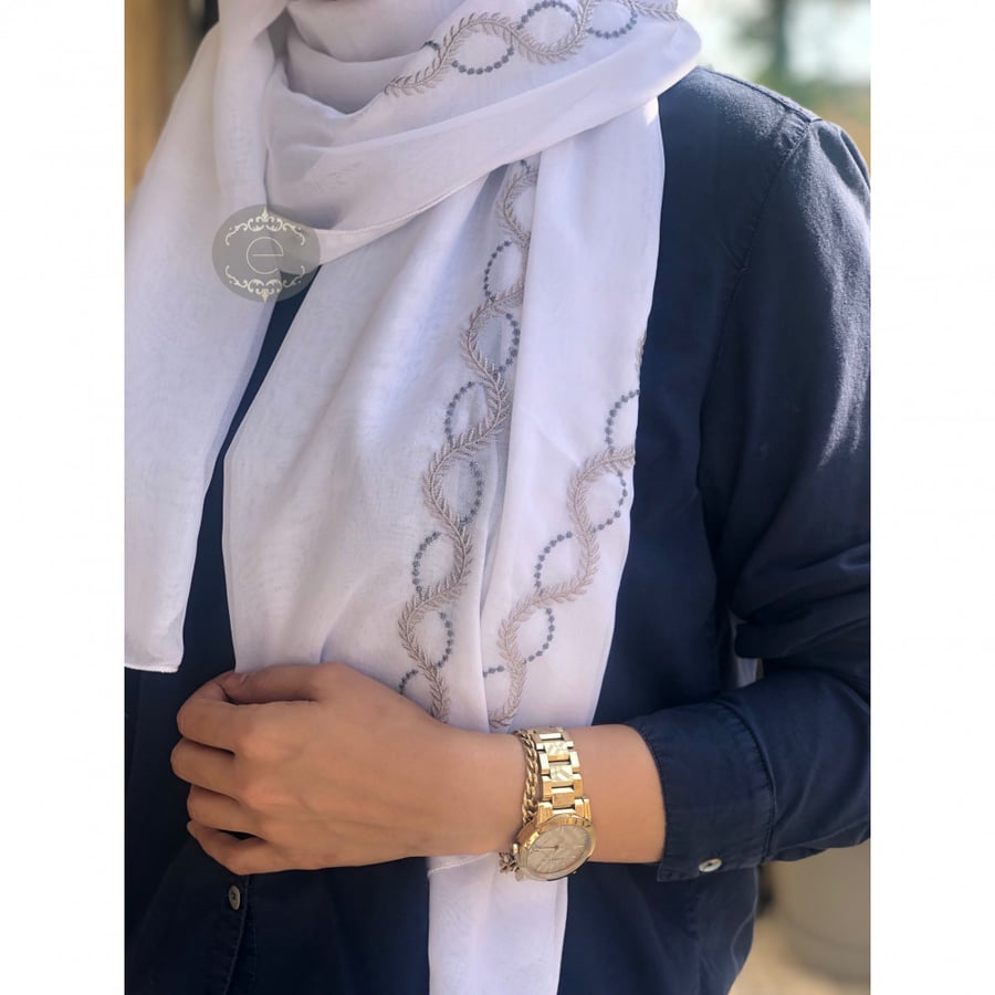 طرحة بوال لون ابيض بتطريز انفنيتي