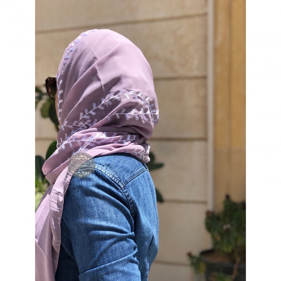 طرحة ليزر لون وردي بتطريز على طول الطرحة