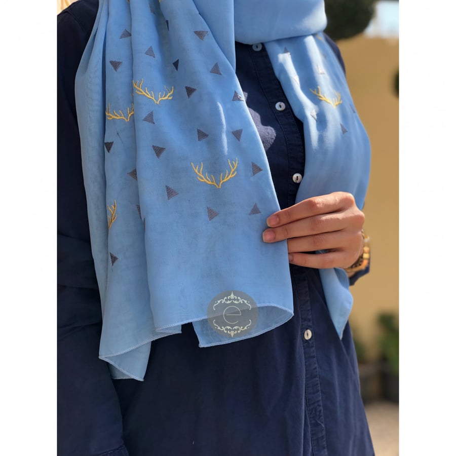 طرحة بوال لون سماوي مع تطريز على شكل قرن الغزال