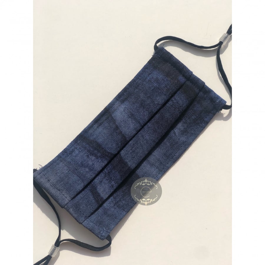 Cloth mask with a piece for enlarging and reducing the size of the elastic