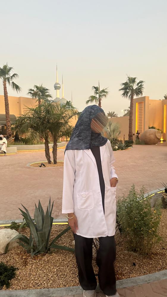 لابكوت لونا طبي نسائي لون  ابيضّ بتصميم مميز و عملي