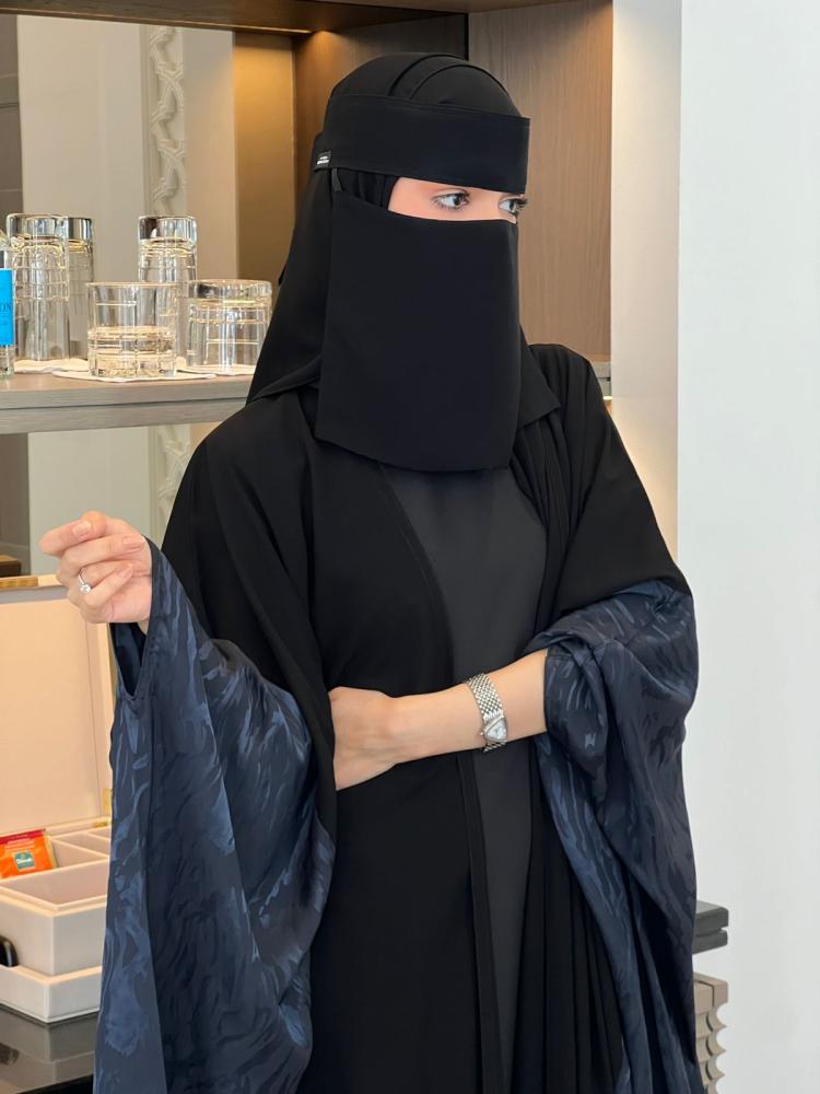 عباية ( شموخ ) بشت مع حرير
