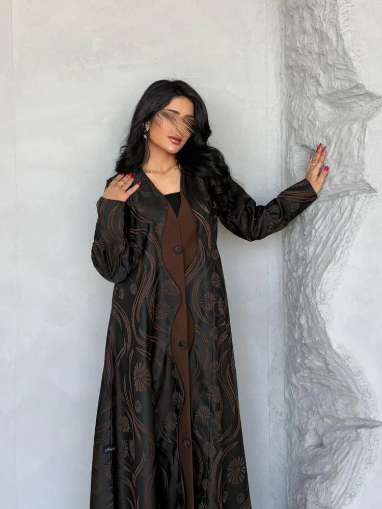 عباية ( ولاء ) جاكار اسود بتطريز بني مع تدخيلات بني وزرارات