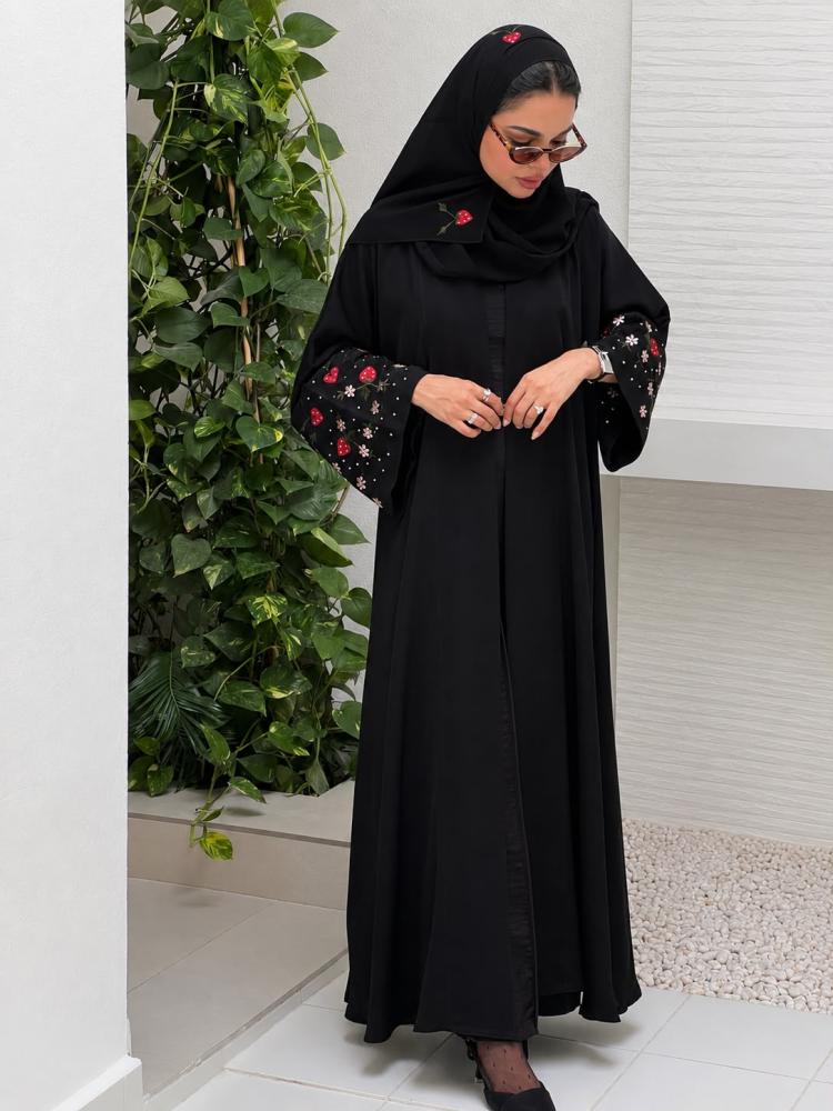 عباية ( فراولة ) كريب حريري بتطريز يدوي