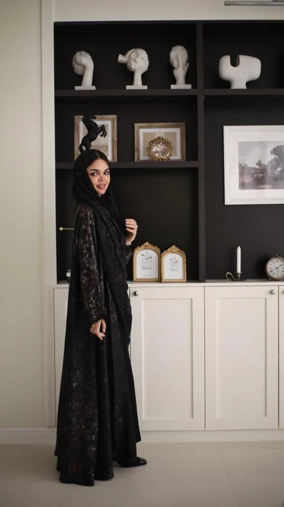 Abaya (Reema) is available in two colors