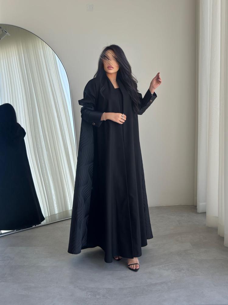 عباية ( حصه ) جاكار بالخلف وكريب واقف امام