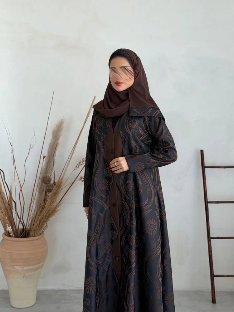عباية ( ولاء ) جاكار اسود بتطريز بني مع تدخيلات بني وزرارات