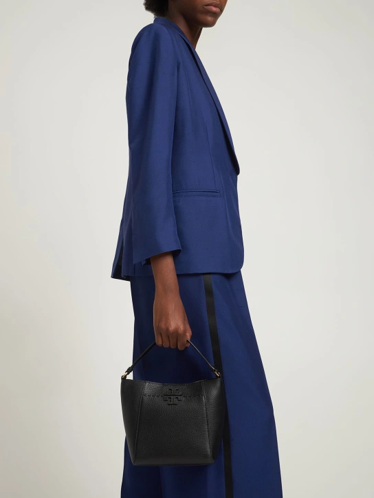 توري برتش | SMALL MCGRAW TEXTURED BUCKET BAG