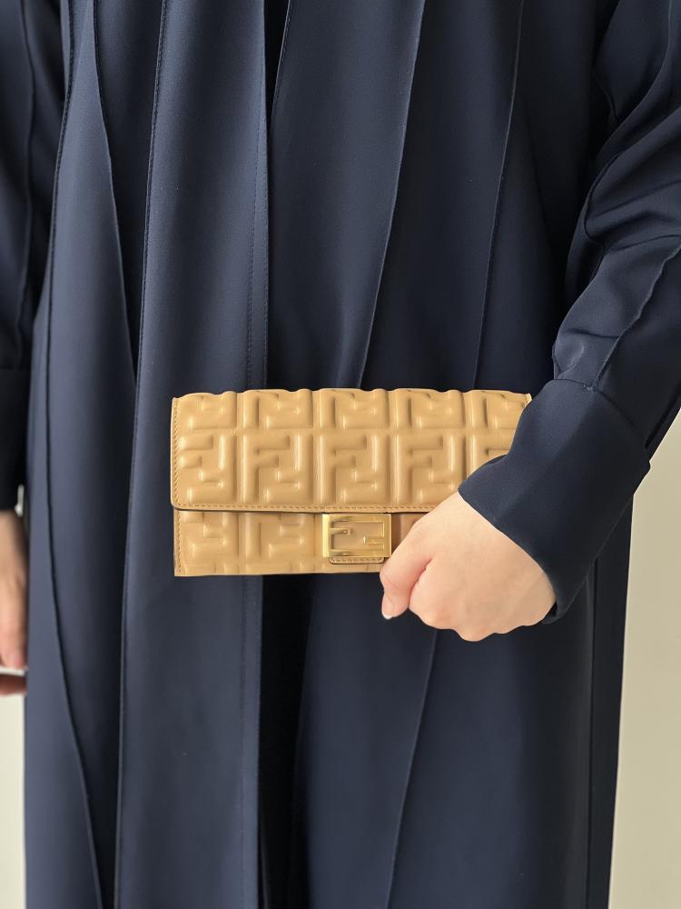 فندي | Baguette Continental Wallet With Chain
