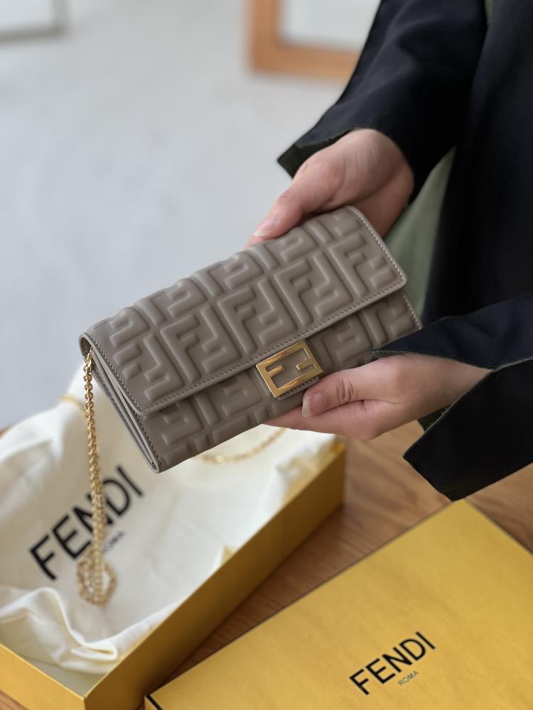 فندي | Baguette Continental Wallet With Chain