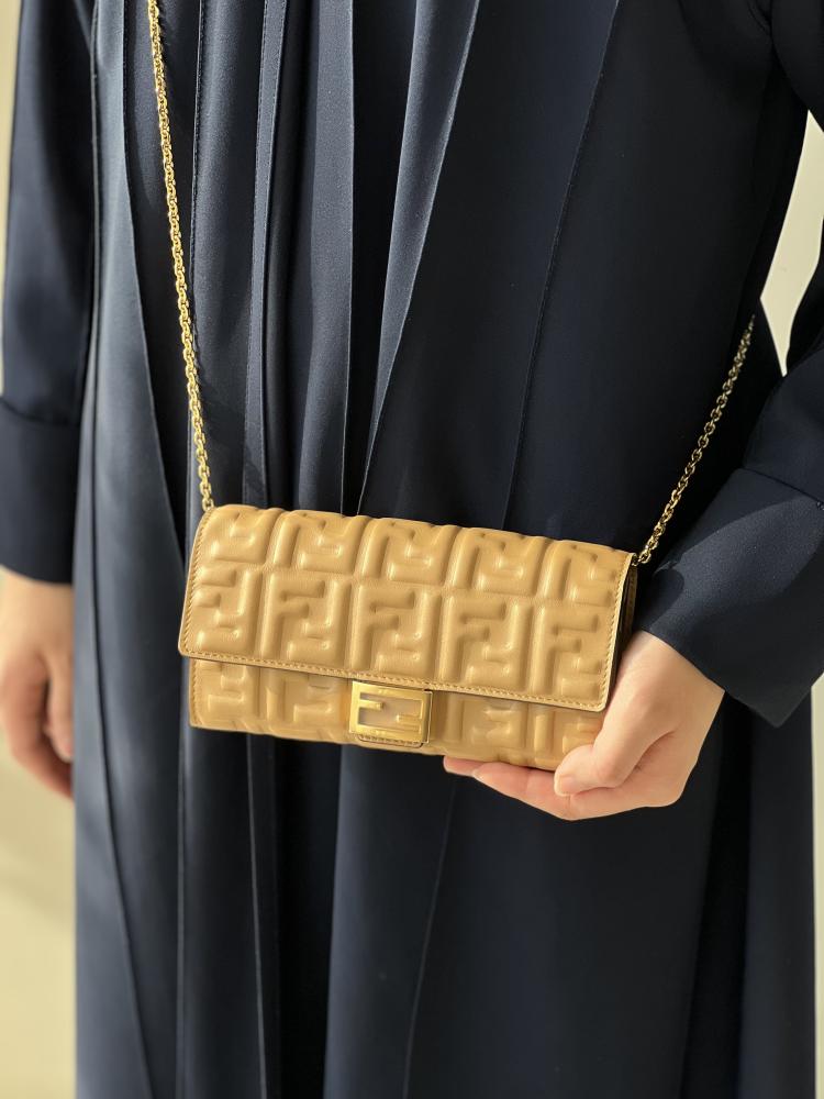 فندي | Baguette Continental Wallet With Chain