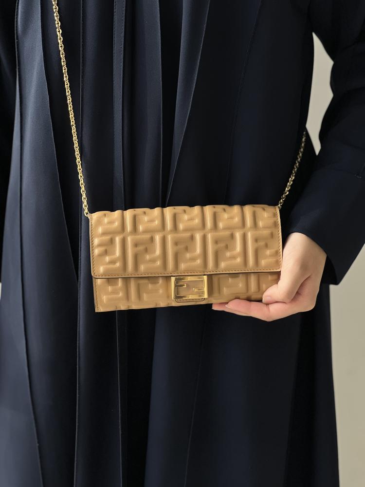 فندي | Baguette Continental Wallet With Chain